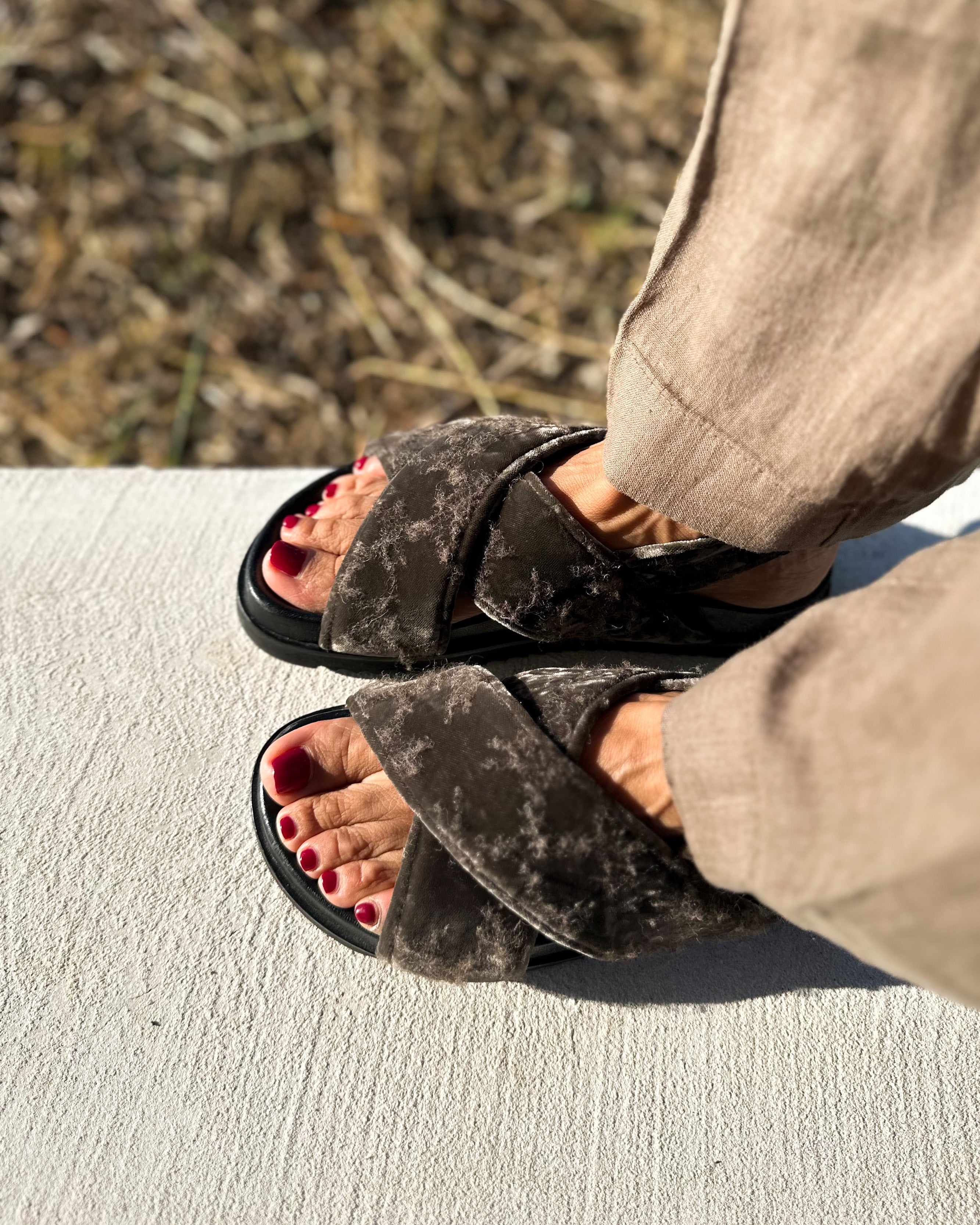 Bloom Crossed Sandals Taupe Grey - Lachoix