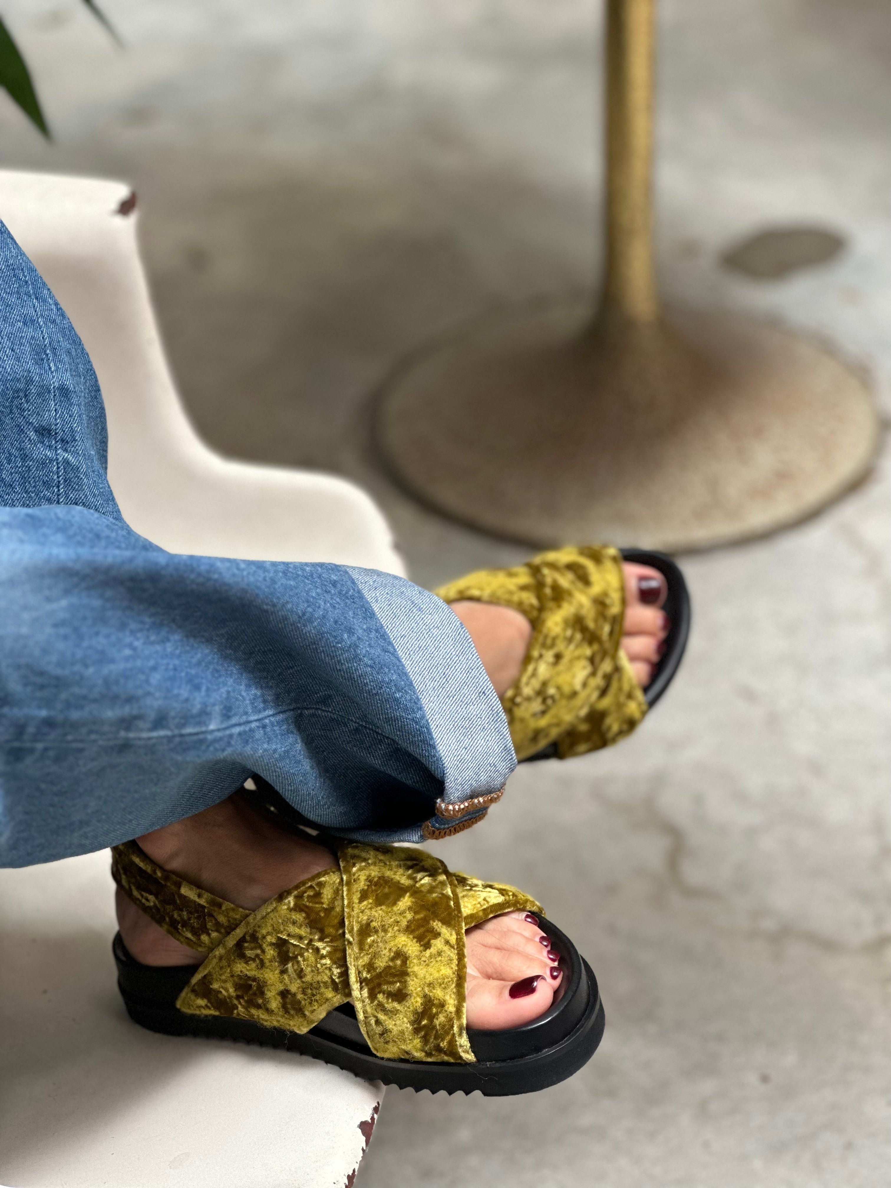 Bloom Crossed Sandals Lime Green - Lachoix